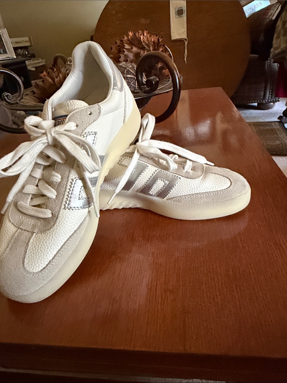 Back 70 Leather Silver and White